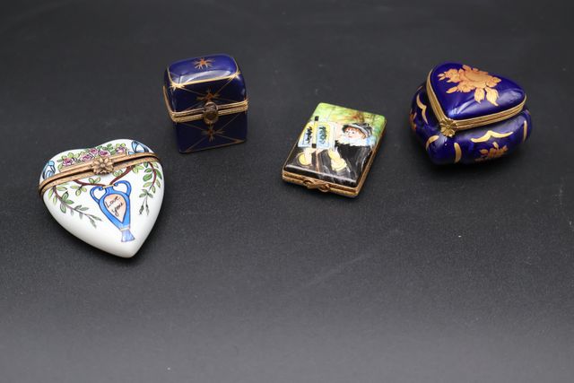 Quatre boîtes en porcelaine 