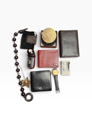 un grand nombre d'objets posés sur la table