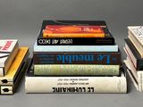 plusieurs livres sont empilés sur une table