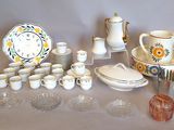 de nombreux types de plats et de tasses sur la table