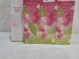 trois boîtes de parfum posées les unes à côté des autres sur une surface blanche