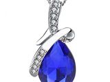 un pendentif bleu en forme de larme, orné de diamants, monté sur une chaîne