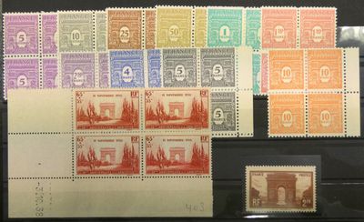 une photo d'une collection de timbres exposée dans une vitrine