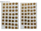 un gros plan sur deux piles de pièces d'or posées sur une surface blanche