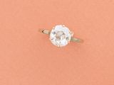 un gros plan sur la main d'une personne tenant une bague de fiançailles
