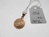 une pièce d'or à laquelle est attachée une étiquette de prix