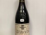 une bouteille de vin posée sur une table