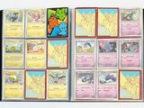 beaucoup de cartes pokemon sur la table