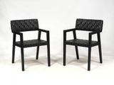 une paire de fauteuils en cuir noir sur fond blanc