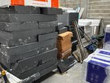 une pile de cartons posée par terre dans un entrepôt