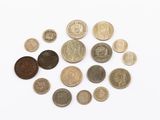de nombreuses pièces de monnaie différentes sur la surface blanche