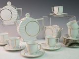 beaucoup d'assiettes et de tasses sur la table