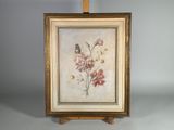 une peinture à l'huile représentant des fleurs et un papillon, posée sur un chevalet