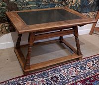 TABLE DE CHANGEUR en noyer à piètement tourné quadripode, le… (photo 2)