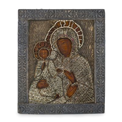 une icône en bois représentant la Vierge à l'Enfant Jésus