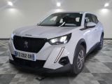 la voiture blanche est garée dans une grande pièce au sol en damier