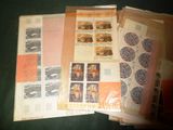 un grand nombre de timbres différents sur les pages d'un livre