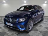 Le SUV Mercedes GLE est garé dans une grande pièce