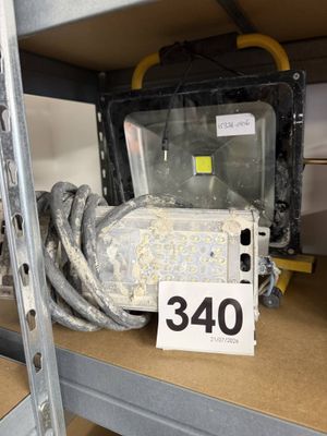 un micro-ondes posé sur une étagère, avec une étiquette de prix dessus