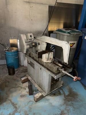 une machine qui se trouve dans une pièce, à côté d'une poubelle