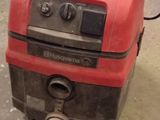 une machine rouge posée sur le sol