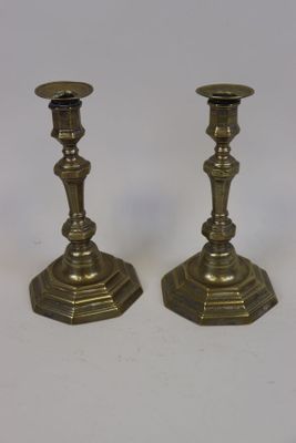 paire de chandeliers anciens en laiton sur fond blanc