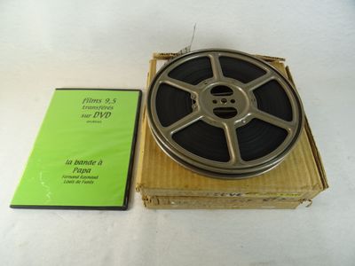 une bobine de film posée dans une boîte à côté d'un DVD