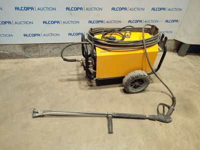 une image représentant une machine jaune à laquelle est raccordé un tuyau