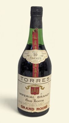 une bouteille de vin posée sur une table