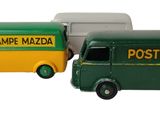 deux camions jouets assis l'un à côté de l'autre