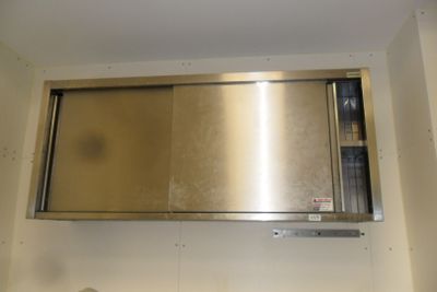 une photo d'un meuble de cuisine en acier inoxydable