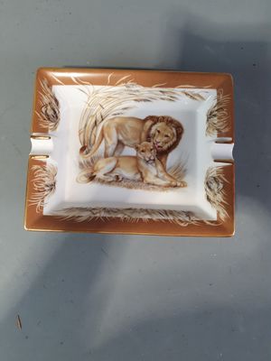 une assiette sur laquelle sont représentés un lion et un lionceau