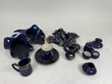 plusieurs pièces de poterie bleue posées sur une table blanche