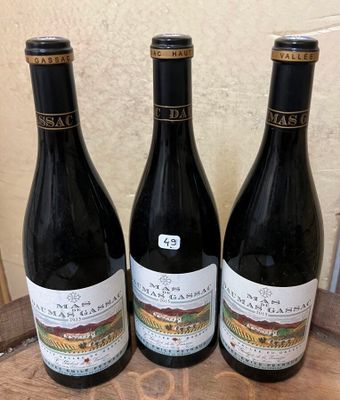 trois bouteilles de vin posées sur une table en bois