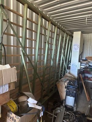 de nombreuses caisses, les unes à côté des autres, à l'arrière d'un camion