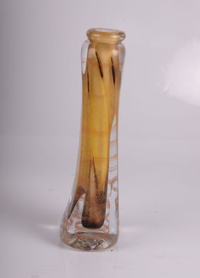 un vase en verre contenant une banane, posé sur une table
