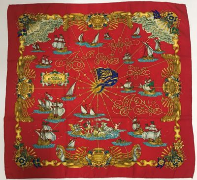 un bandeau rouge orné d'une illustration représentant des bateaux et des navires