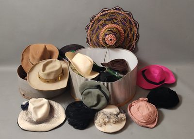 de nombreux chapeaux posés ensemble sur une table