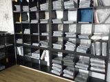 une pièce remplie d'une multitude de papiers de toutes sortes