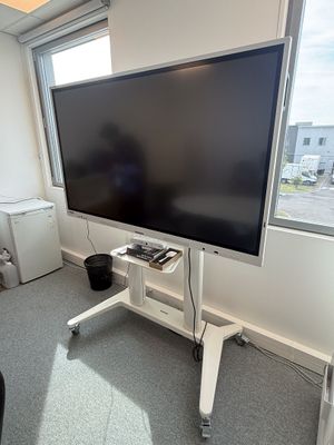 un grand téléviseur à écran plat dans un coin de la pièce