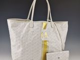 sac fourre-tout gris et jaune avec un portefeuille assorti
