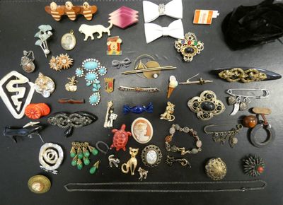 un grand nombre d'éléments différents posés sur la table