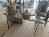 une machine posée sur une table dans une pièce