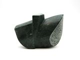 une sculpture en pierre noire représentant un oiseau sur un fond blanc