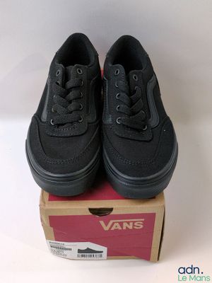 Des baskets Vans Old Skool dans une boîte posée sur une surface blanche