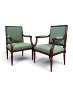 Paire de fauteuils à la reine en bois naturel, les pieds fus…