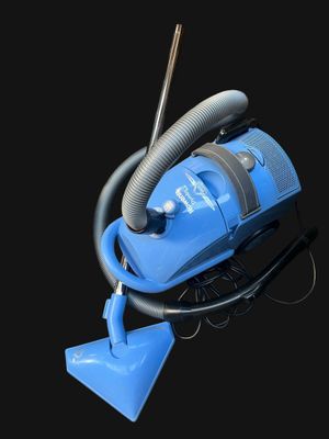 Modèle 3D d'un aspirateur bleu sur fond noir
