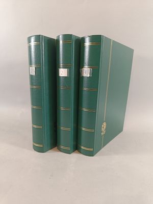 trois livres verts superposés sur une surface blanche