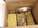une boîte en carton remplie d'objets hétéroclites