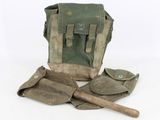 un vieux sac à outils et une paire de pelles